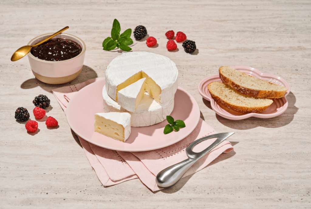 El Camembert de la región de Normandia cuenta con Denominación de Origen y se conoce como Camembert Le Châtelain o Camembert de Normandie DOP.