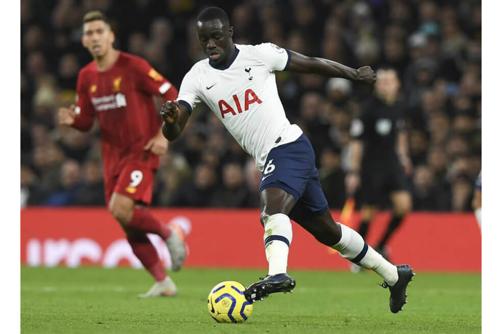 El defensa colombiano Dávinson Sánchez fue titular en la derrota del equipo londinense contra el Liverpool. / EFE