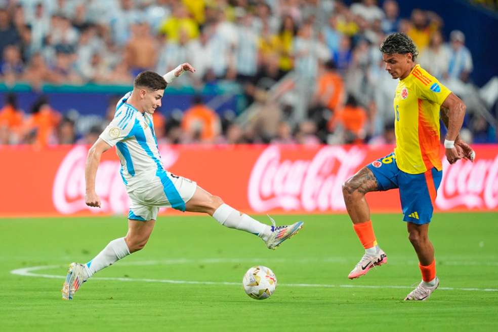 Un video muestra lo que no se vio al finalizar el partido de la final de la Copa América entre Colombia y Argentina. Así fue el reclamo de James al juez.