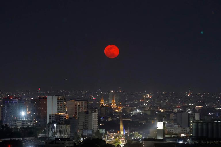 En fotos: así se vio la primera superluna de 2026, la luna del lobo