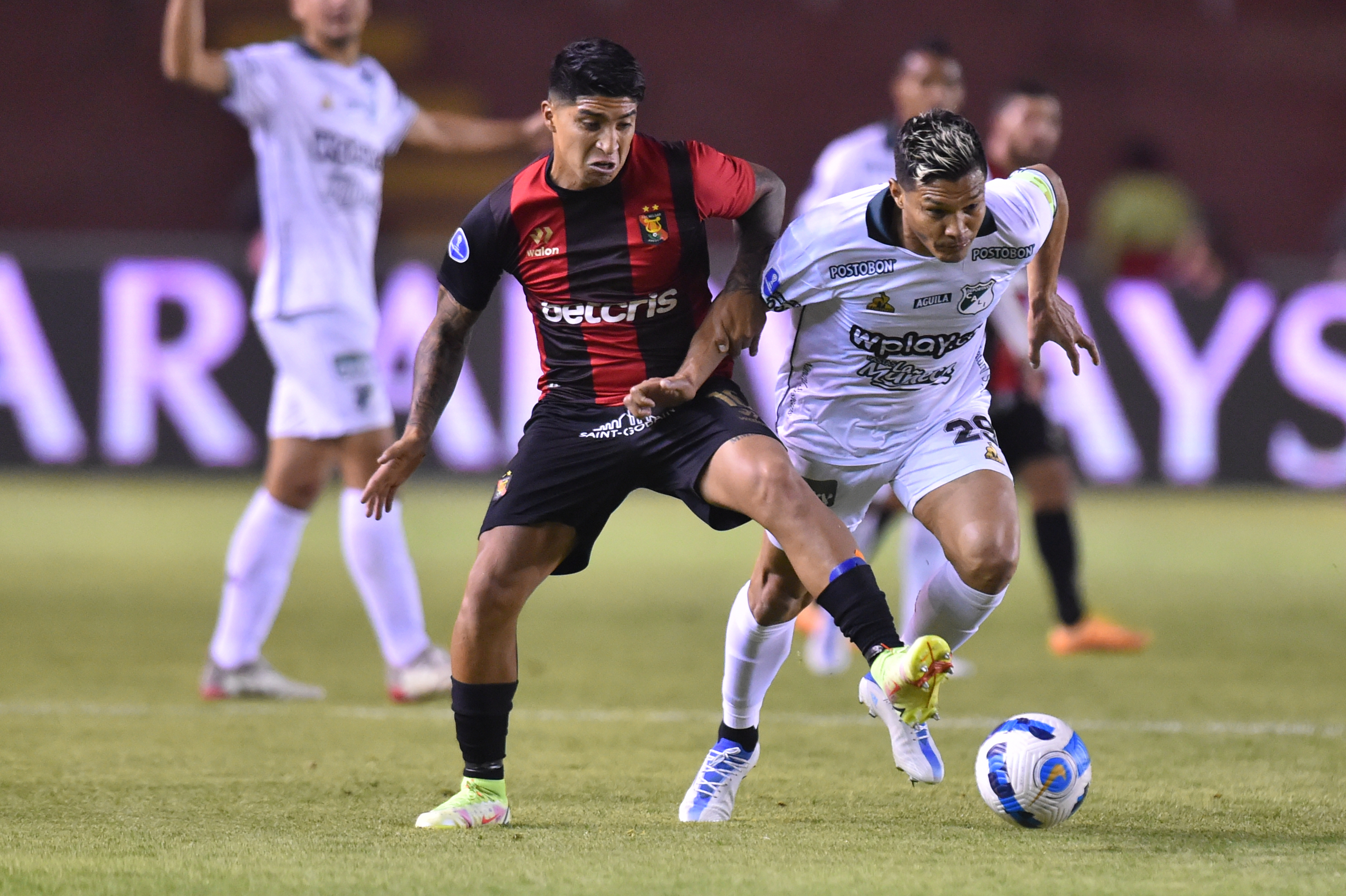 AMDEP2851. AREQUIPA (PERÚ), 06/07/2022.- Luis Ibérico (i) de Melgar disputa un balón con Teofilo Gutiérrez de Cali hoy, en un partido dela Copa Sudamericana entre Melgar y Deportivo Cali en el estadio Monumental de la UNSA en Arequipa (Perú). EFE/José Sotomayor Jiménez