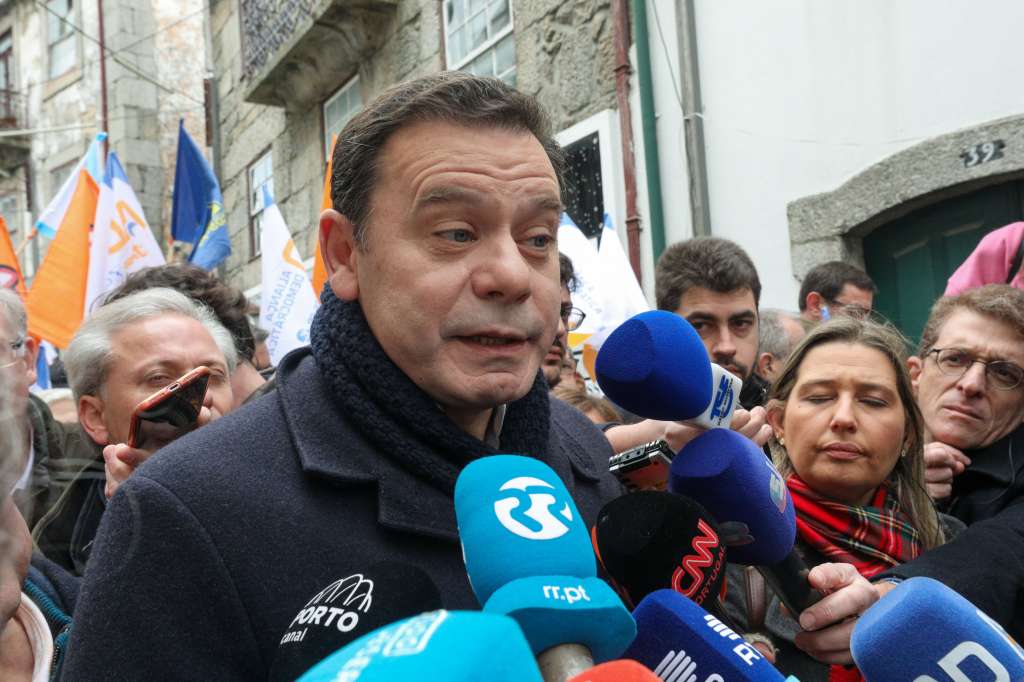 1799: Luis Montenegro (d), principal candidato de la derecha en las Elecciones Legislativas de Portugal, pasea conversando con vecinos este viernes, por Guarda (Portugal). El principal candidato de la derecha a primer ministro de Portugal, Luís Montenegro, fue este viernes a la caza del voto en el interior del país, junto a la frontera con España, una zona despoblada y envejecida a la que prometió más "oportunidades". EFE/ Carlos García