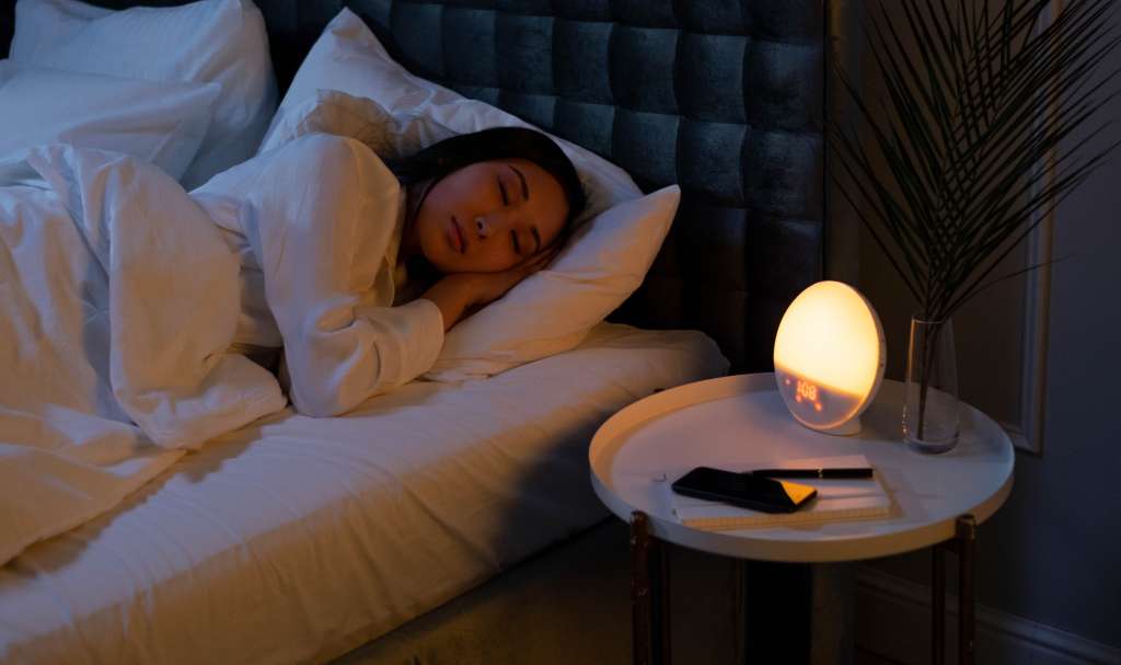 Dormir con el celular tan cerca puede traer diferentes riesgos a la salud.