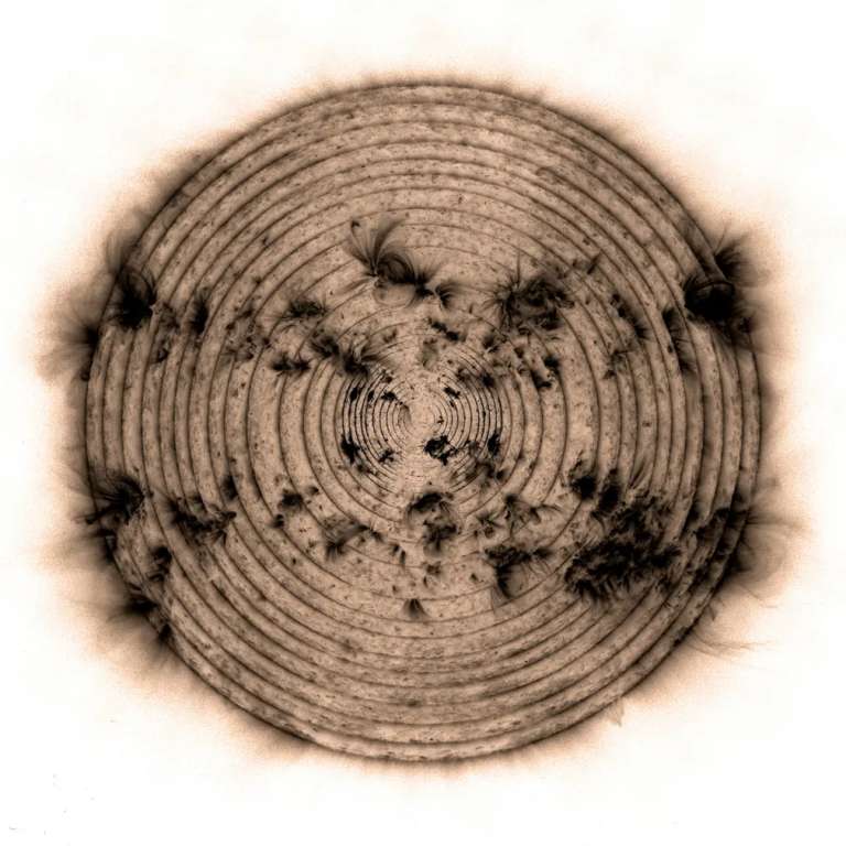 Veintiséis imágenes del sol de la primera parte del Ciclo Solar 25 se han superpuesto para crear anillos concéntricos. El anillo más antiguo se encuentra en el centro, mientras que el más reciente se encuentra más alejado.