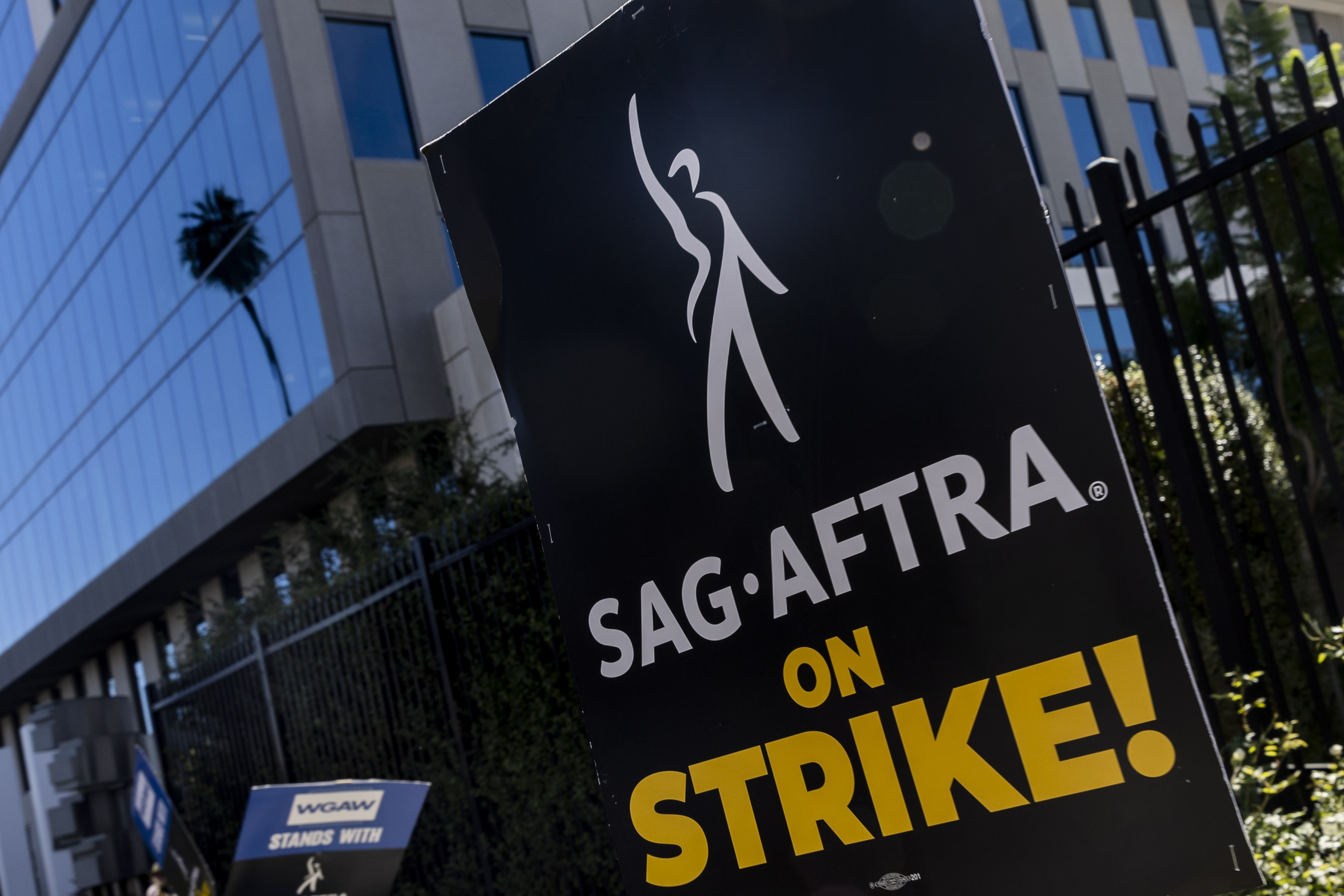 Los Angeles (United States), 06/10/2023.- SAG AFTRA (Screen Actors Guild-American Federation of Television and Radio Artists) members demonstrate on the picket line in front of the Netflix Headquarter in Los Angeles, 06 October 2023. SAG AFTRA and the AMPTP representing the studios have resumed negotiations in Los Angeles and are planned to continue next week. EFE/EPA/ETIENNE LAURENT