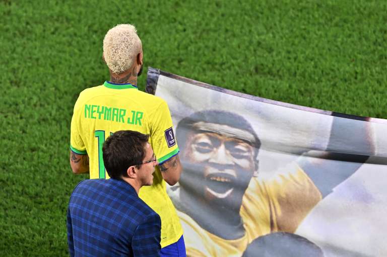 Doha (Qatar), 05/12/2022.- Neymar Jr of Brazil holds a banner with a picture of Pele after the FIFA World Cup 2022 round of 16 soccer match between Brazil and South Korea at Stadium 974 in Doha, Qatar, 05 December 2022. (Mundial de Fútbol, Brasil, Corea del Sur, Catar) EFE/EPA/Noushad Thekkayil