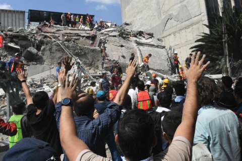 A más de 79 asciende cifra de muertos por terremoto en México