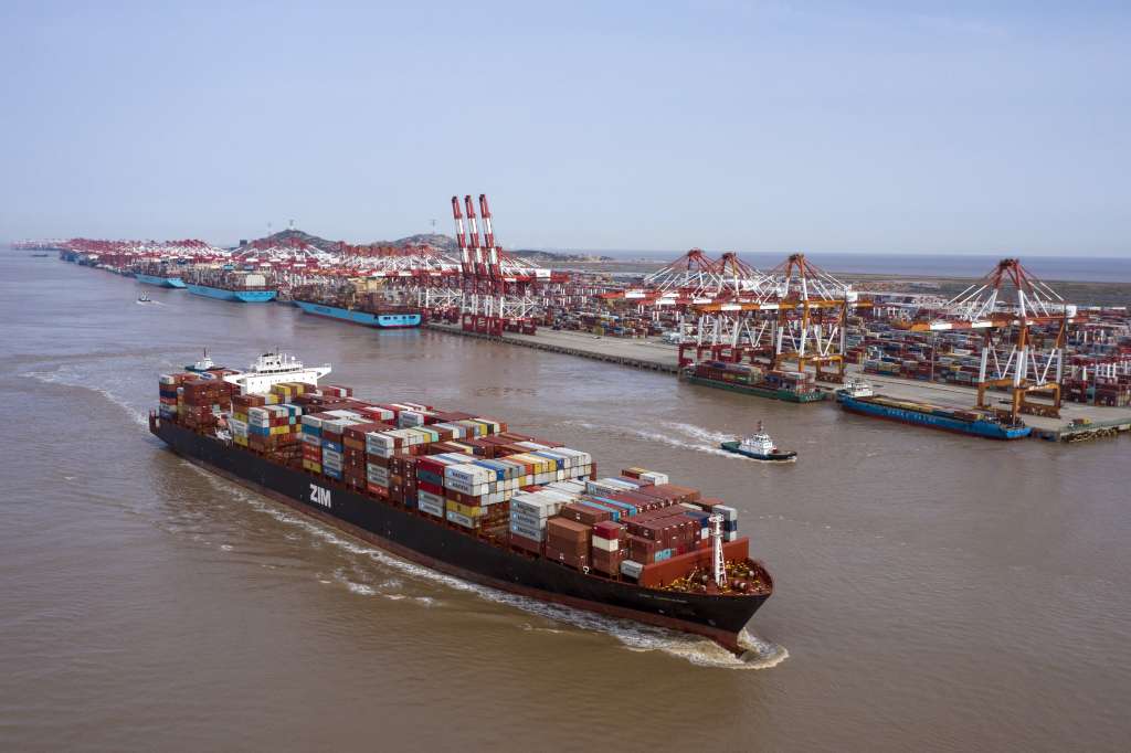 Barco saliendo del puerto de Yangshan en Shanghái, China.
