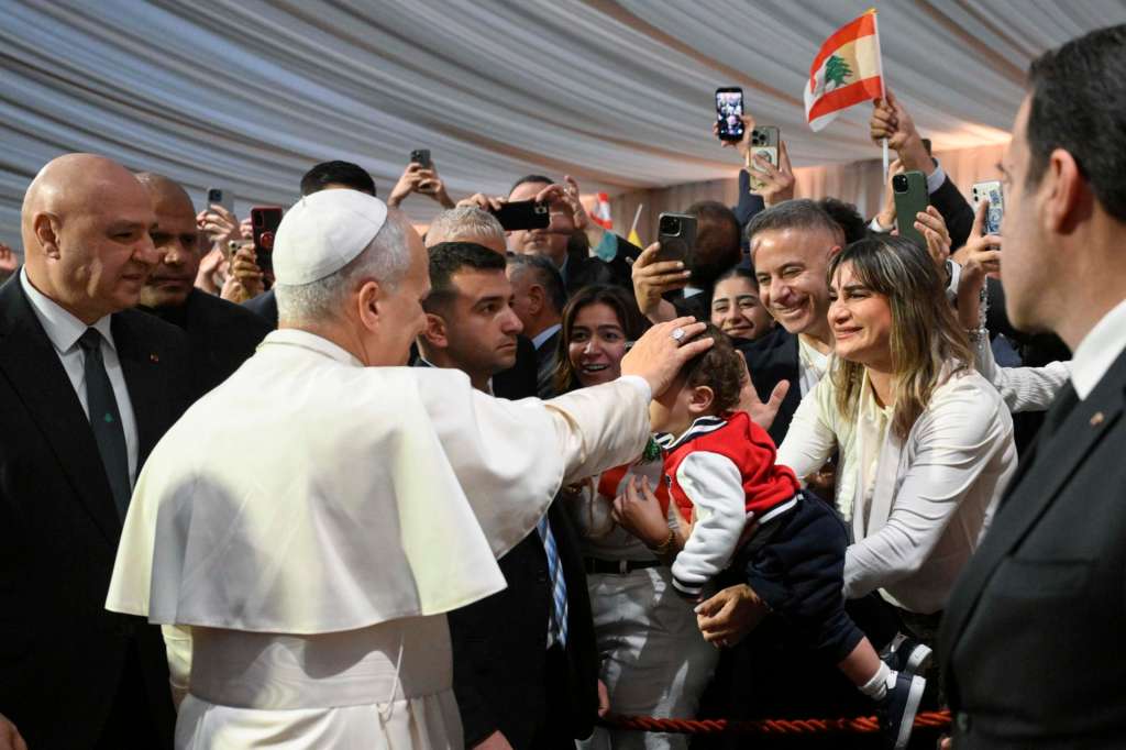 Beirut (Lebanon), 30/11/2025.- A handout picture made available by Vatican Media shows Pope Leo XIV (C) blessing a child while Lebanon President Joseph Aoun (L) looks on during the Pope's arrival at Beirut International Airport, Beirut, Lebanon, 30 November 2025. Pope Leo XIV is on his first apostolic visit outside Italy since his election as pontiff. He visited Turkey from 27 November and continues his journey to Lebanon from 30 November until 02 December. (Papa, Italia, Líbano, Turquía) EFE/EPA/VATICAN MEDIA HANDOUT HANDOUT EDITORIAL USE ONLY/NO SALES