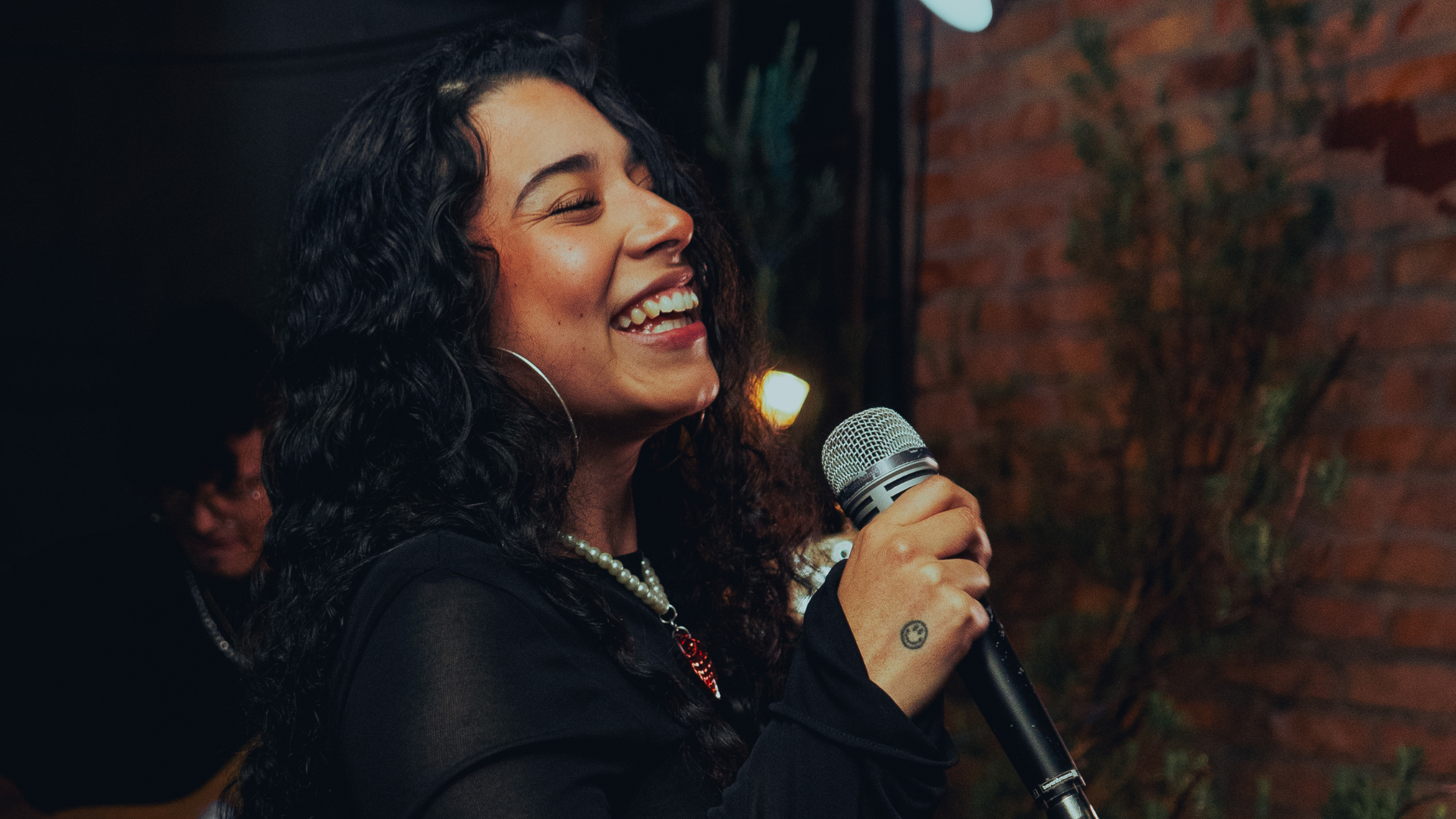 Chell, cantante y compositora durante una de sus presentaciones en Bogotá.