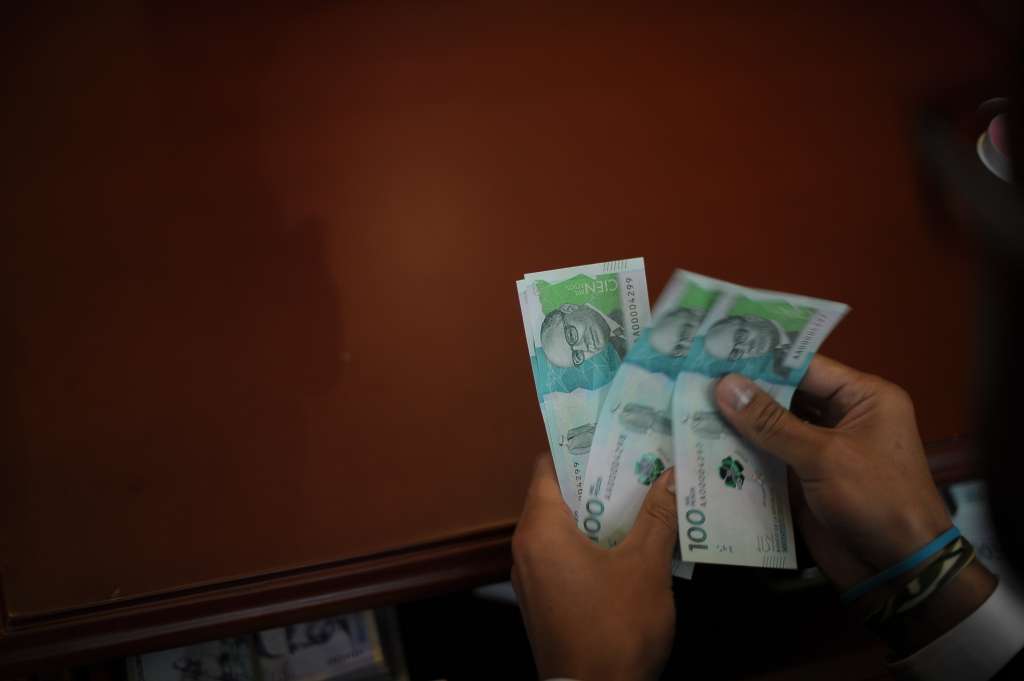 Lanzamiento del nuevo billete $ 100.000 pesos colombiano.