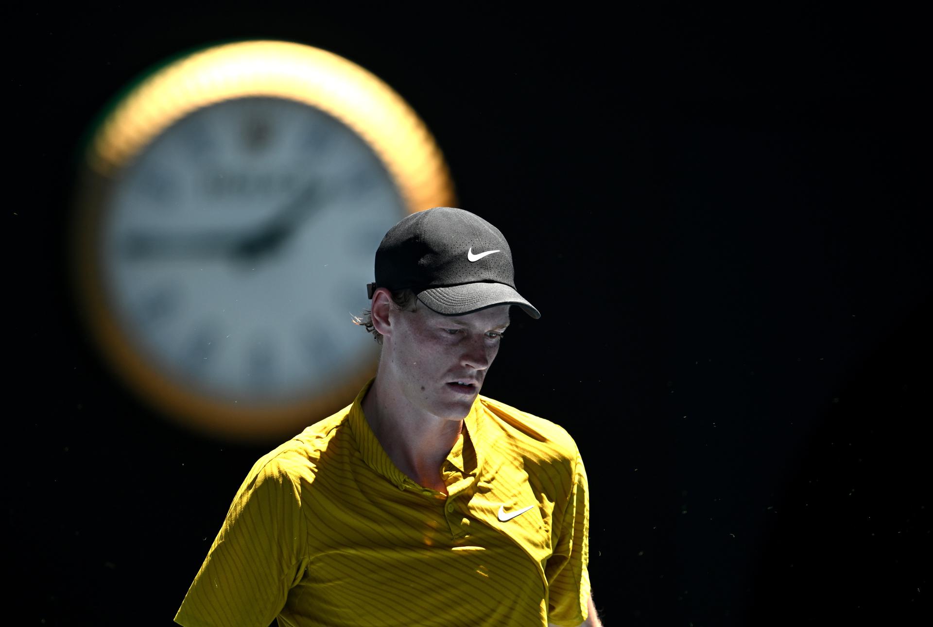 MELBOURNE (Australia), 24/01/2026.- Janik Sinner of Italy during the Men’s 3rd round match against Eliot Spizzirri of USA on day 7 of the 2026 Australian Open tennis tournament at Melbourne Park in Melbourne, Australia, 24 January 2026. (Tenis, Italia) EFE/EPA/LUKAS COCH AUSTRALIA AND NEW ZEALAND OUT