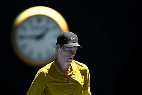 El calor extremo interrumpió el Abierto de Australia: Jannik Sinner lo sufrió pero avanzó