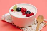 Esta es la receta para preparar yogur con trocitos de frutas