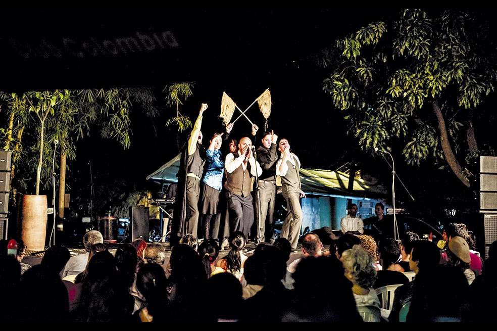 El colectivo Matacandelas con la obra ‘Velada metafísica’ de Fernando González en el lanzamiento del partido (16 de febero). / Oliver Ehmig y archivo