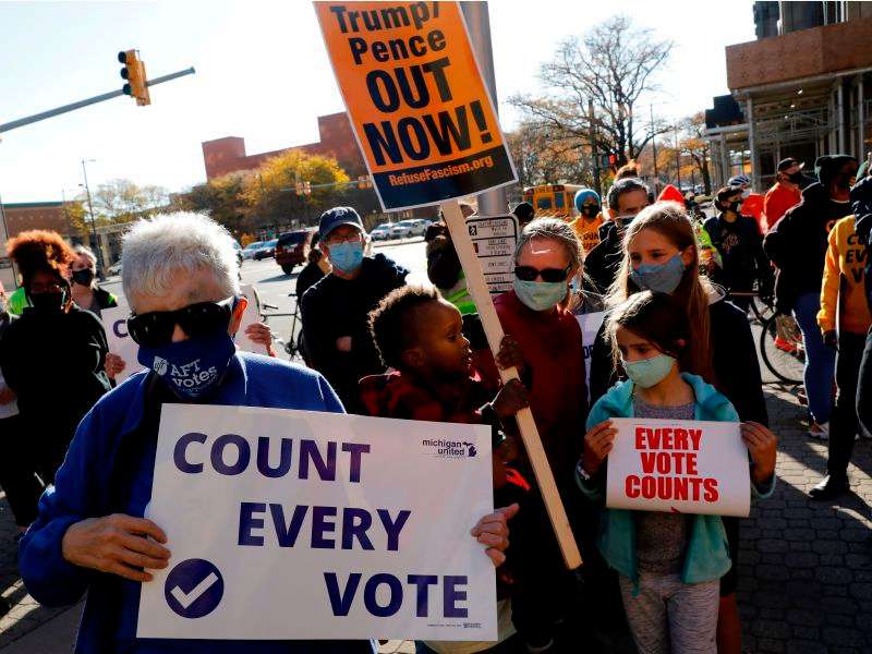 Manifestantes en Michigan piden celeridad en el conteo de votos / AFP / JEFF KOWALSKY