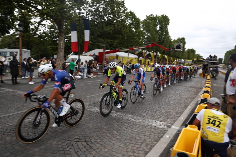 Paris (France), 23/07/2023.- Riders in action during the 21st and final stage of the Tour de France 2023 over 115kms from Saint-Quentin-en-Yvelines to Paris Champs-Elysee, France, 23 July 2023. (Ciclismo, Francia) EFE/EPA/MOHAMMED BADRA