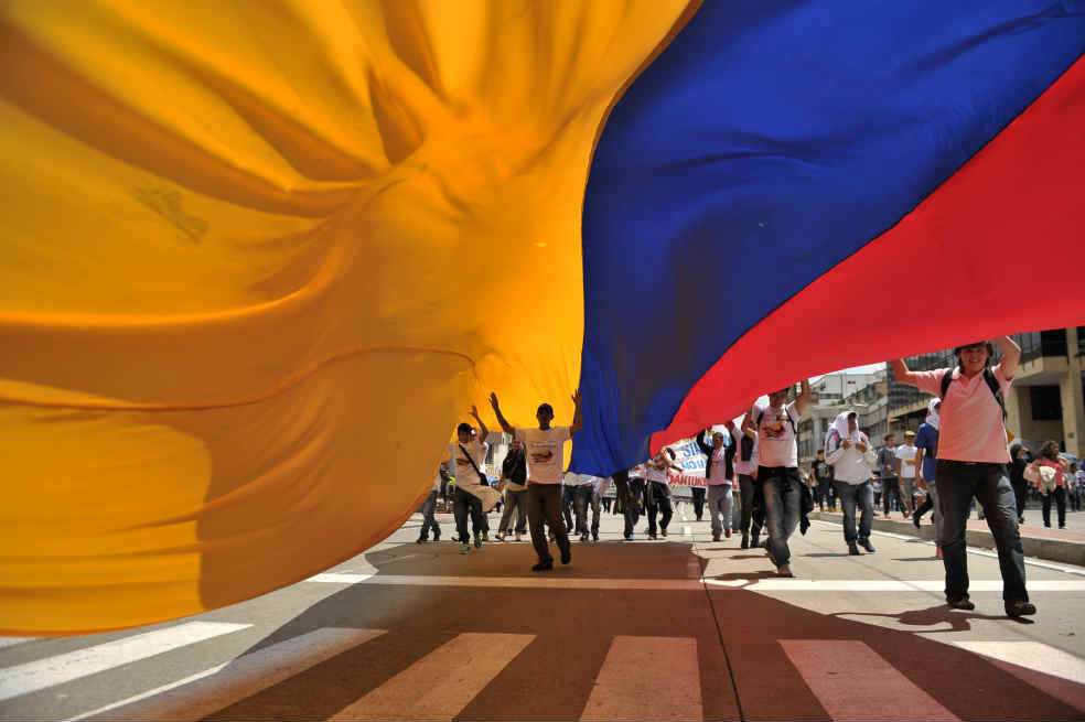 Una bandera gigante desfiló en las manos de quienes exigieron que los diálogos con las Farc continúen hasta que llegue la paz.  / Andrés Torres
