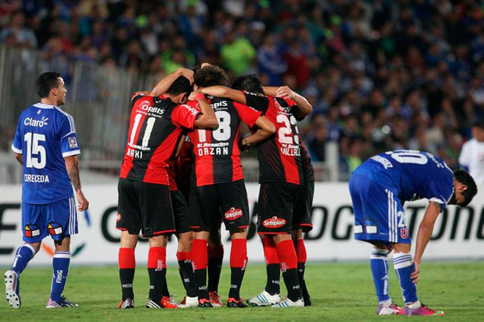 El jugador de Newell's Old Boys Martin Tonso (28) celebra con sus compañeros.su gol frente a Universidad de Chile.