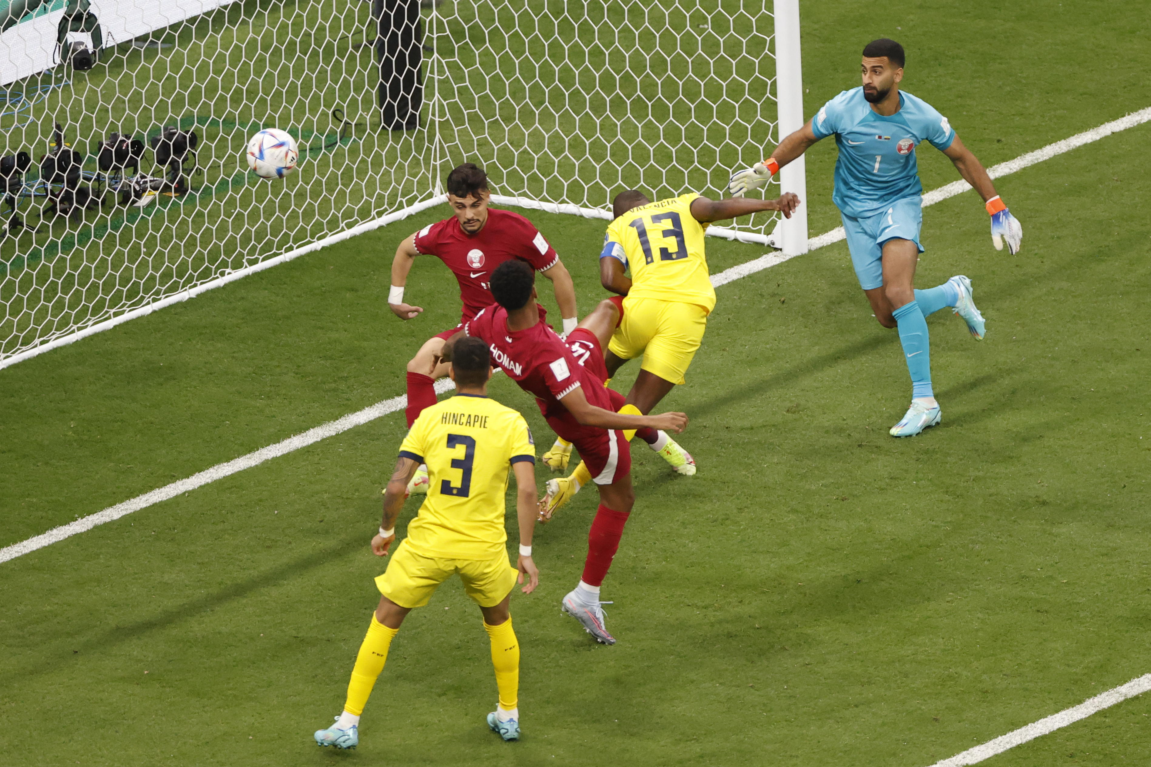 GR7093. AL KHOR (CATAR), 20/11/2022.- Énner Valencia (c) de Ecuador anota un gol (que luego fue anulado) hoy, en un partido de la fase de grupos del Mundial de Fútbol 2022 entre Catar y Ecuador en el estadio Al Bait en Al Khor (Catar). EFE/ Esteban Biba