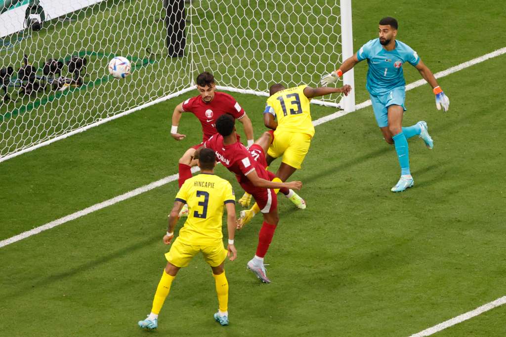 GR7093. AL KHOR (CATAR), 20/11/2022.- Énner Valencia (c) de Ecuador anota un gol (que luego fue anulado) hoy, en un partido de la fase de grupos del Mundial de Fútbol 2022 entre Catar y Ecuador en el estadio Al Bait en Al Khor (Catar). EFE/ Esteban Biba