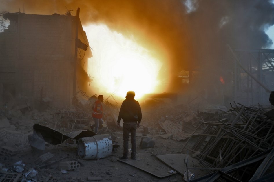 Miembros de grupos humanitarios buscan víctimas tras un bombardeo, al parecer de parte del gobierno sirio, en Douma esta semana. / AFP