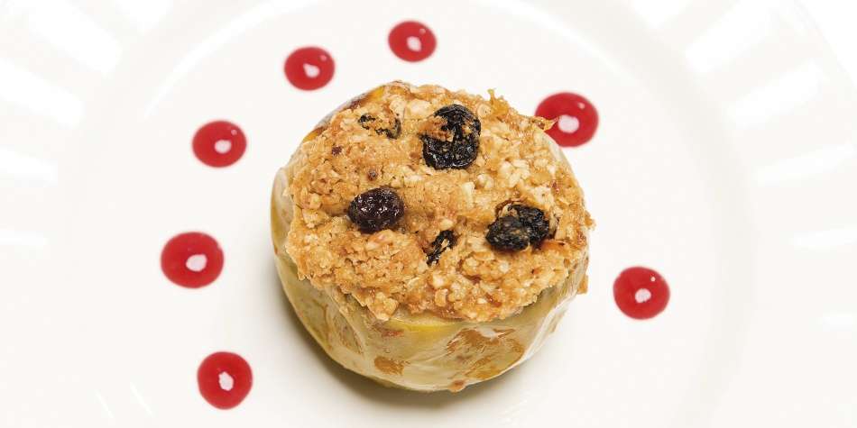Manzana rellena con pera y crumble de avena, un postre para nochebuena