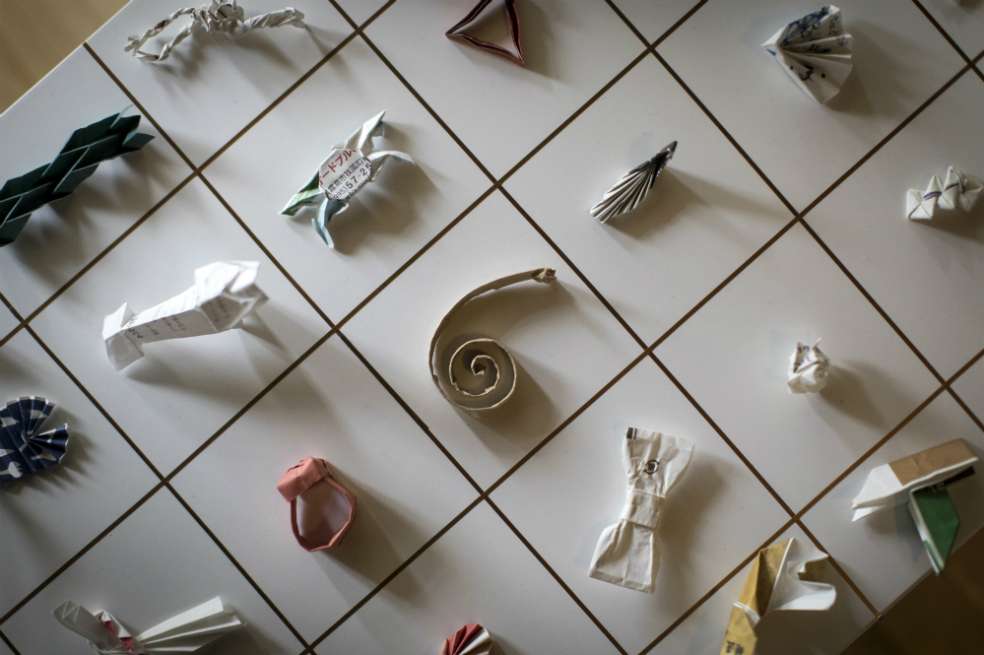 Yuki Tatsumi fue el encargado de reunir la colección que ahora incluye 15,000 piezas de origami. / Quentin Tyberghien / AFP