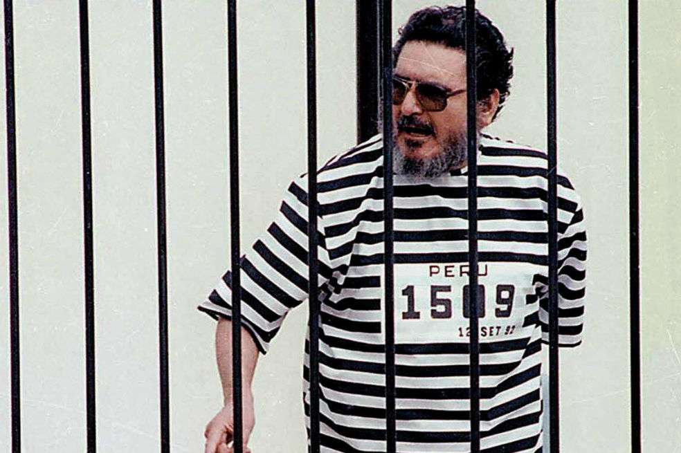Fotografía de archivo fechada en septiembre de 1992 y cedida por el diario La República, que muestra al líder de Sendero Luminoso, Abimael Guzmán, cuando fue presentado a la prensa en una jaula tras su captura. / EFE