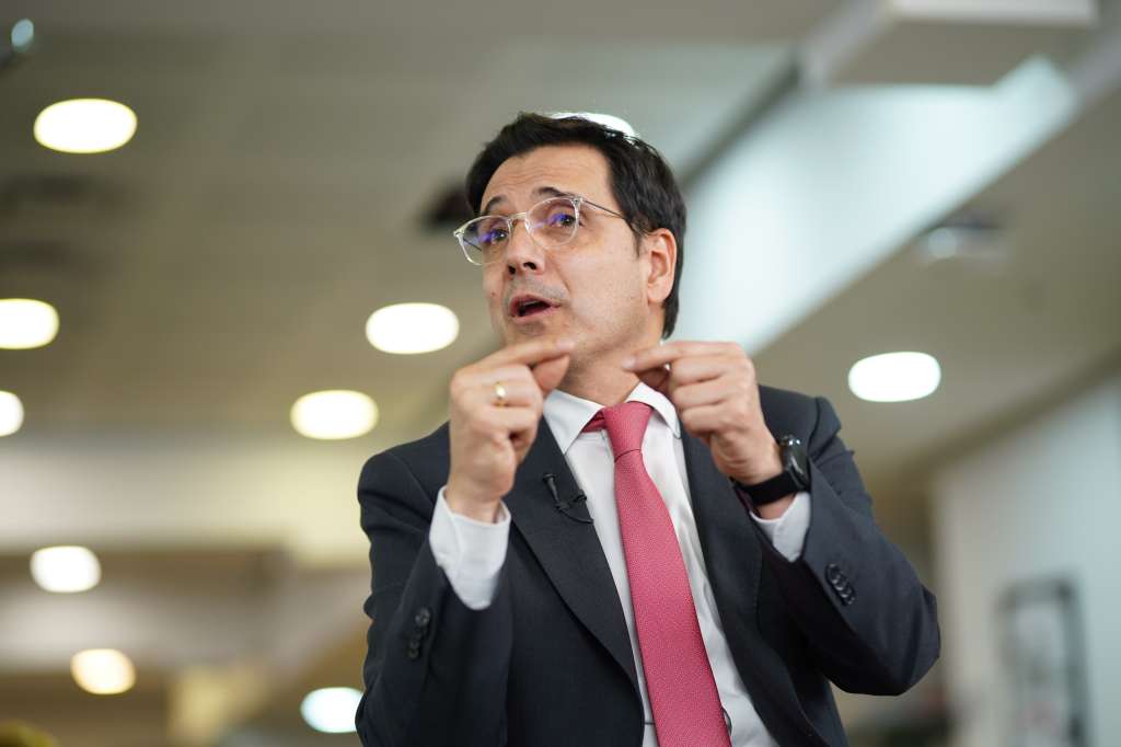 Es la matriz de un grupo empresarial hecho para impactar a la sociedad colombiana, así la define Juan Carlos Gómez Villegas, quien lidera esta organización con más de 12.500 colaboradores, presente en 872 municipios y activos consolidados por COP $32,8 billones. Data de 1911 y nació “para contribuir a superar las condiciones de pobreza” de los trabajadores más necesitados, recuerda, mientras anuncian una billetera con USD 25 millones para hacer crecer emprendimientos en el país desde la gestión empresarial. Buscan acompañarlos, ayudarlos a escalar y cuando están en un nivel más sólido, soltarlos para que sigan volando solos. En esta esta conversación, el presidente de la Fundación Grupo Social también habla de Emprender Paz, de la inversión que hicieron en a2censo, la plataforma de inversión y financiación de la Bolsa de Valores de Colombia, el programa Emprender paz y lo que proyectan del nuevo gobierno nacional.