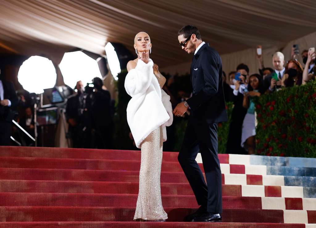 New York (United States), 02/05/2022.- Kim Kardashian and Pete Davidson arrive on the red carpet for the 2022 Met Gala, the annual benefit for the Metropolitan Museum of Art's Costume Institute, in New York, New York, USA, 02 May 2022. The event coincides with the Met Costume Institute's 'In America: An Anthology of Fashion' which opens 05 May 2022 concludes 05 September 2022. (Moda, Abierto, Estados Unidos, Nueva York) EFE/EPA/JUSTIN LANE