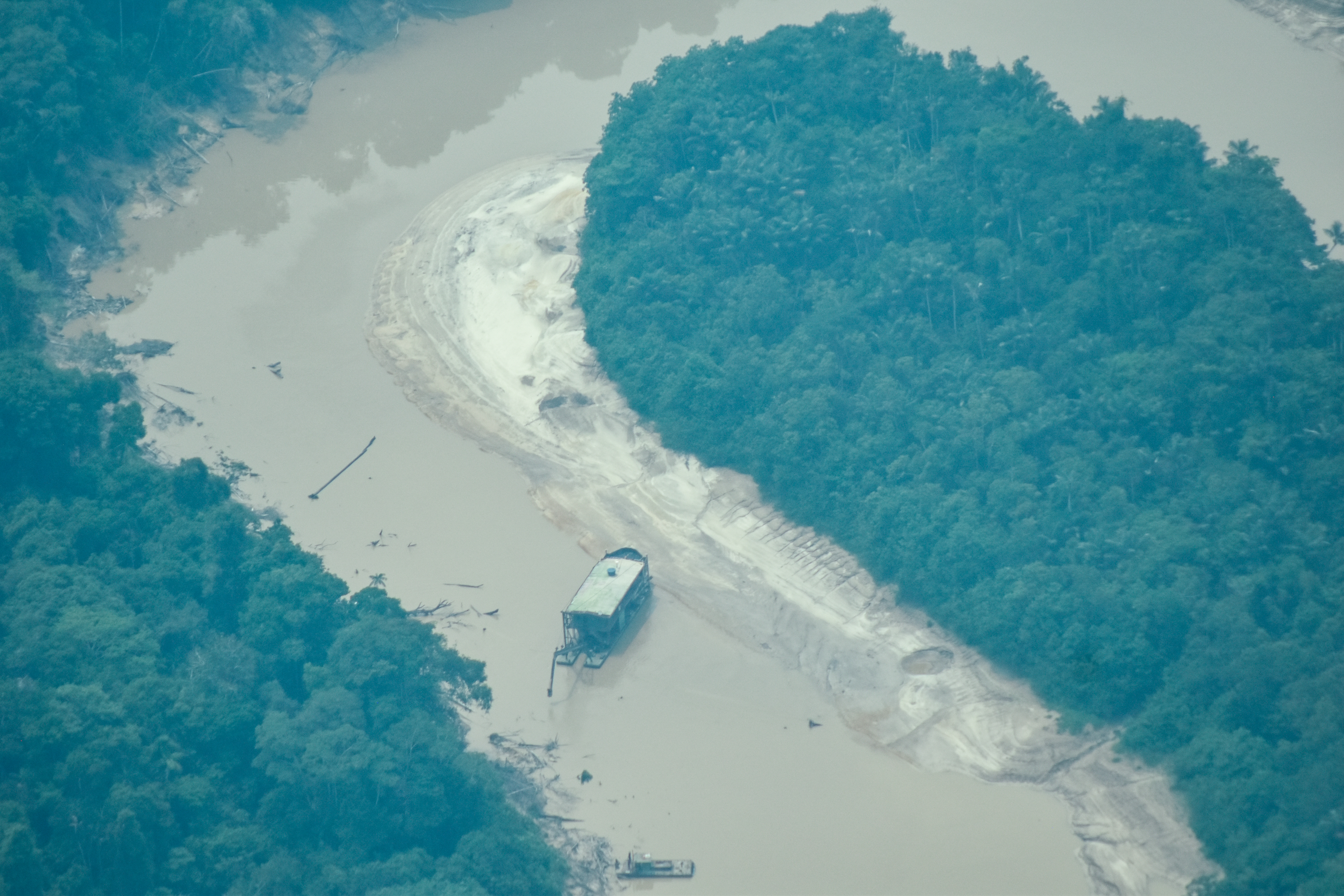 Imagen de una de esas infraestructuras extrayendo oro en el río Puré en 2024.