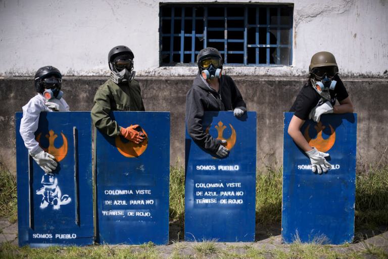 Así es la primera línea, los escudos azules que quieren proteger la protesta