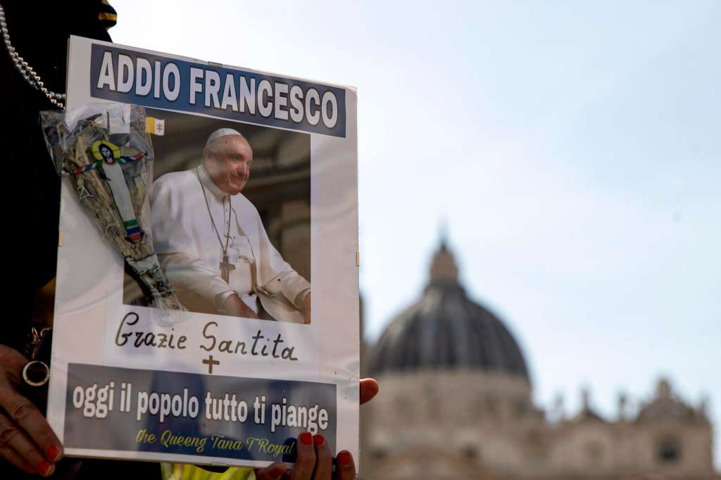 VATICAN CITY (Vatican City State (Holy See)), 21/04/2025.- A faithful holds a sign reading 'goodbye francesco, thank you holiness, today all people mourn you' on St. Peter's Square following the death of Pope Francis, Vatican City, 21 April 2025. Pope Francis died on 21 April 2025 at the age of 88, according to the Holy See. Born Jorge Mario Bergoglio in Buenos Aires, Argentina, on 17 December 1936, he was appointed leader of the Catholic Church on 13 March 2013, succeeding Pontiff Emeritus Benedict XVI. (Papa, Santa Sede) EFE/EPA/ANGELO CARCONI
