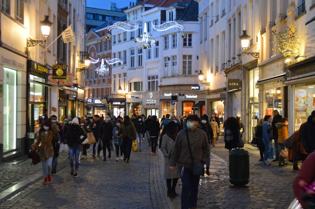 Los alrededores de la Grand Place, atestados de gente la noche previa a la celebración de San Nicolás