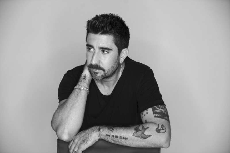 El primer sencillo del nuevo álbum de Álex Ubago es “A gritos de esperanza” y lo interpreta al lado de Jesús Navarro. / Cortesía: Warner Music