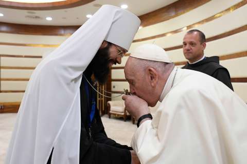Foto: papa Francisco besa cruz ortodoxa, ¿reencuentro de iglesias enfrentadas?