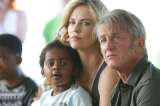 Charlize Theron devuelve anillo de compromiso a Sean Penn