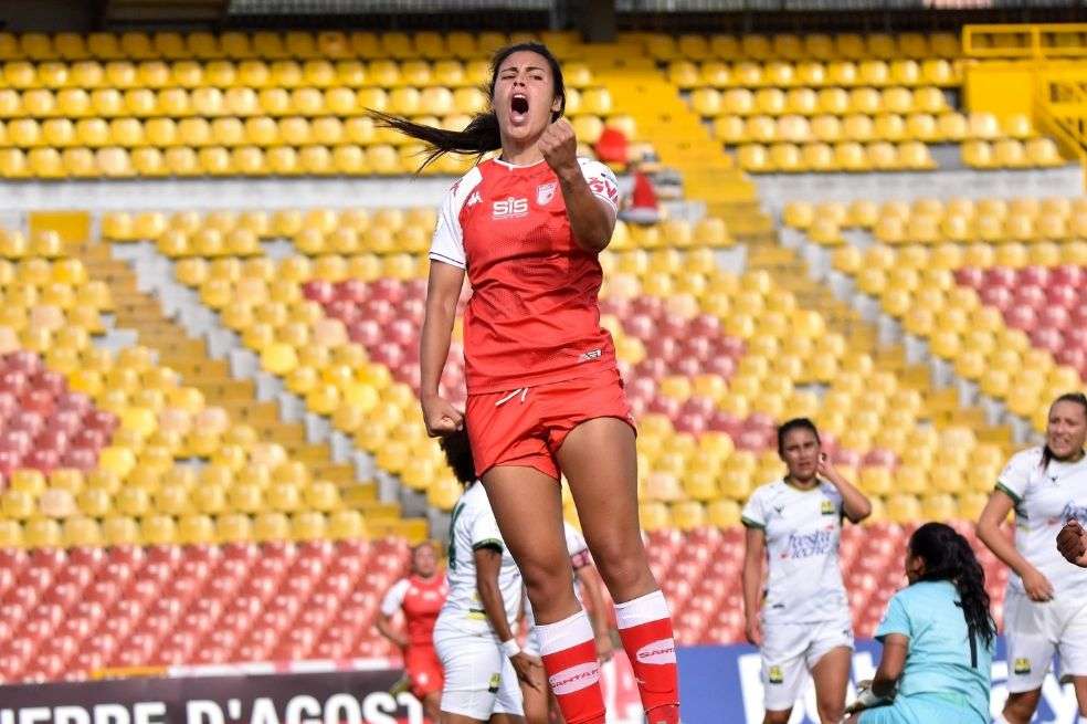 Camila Baccaro, jugadora de Independiente Santa Fe, celebrando uno de sus goles con el conjunto cardenal.