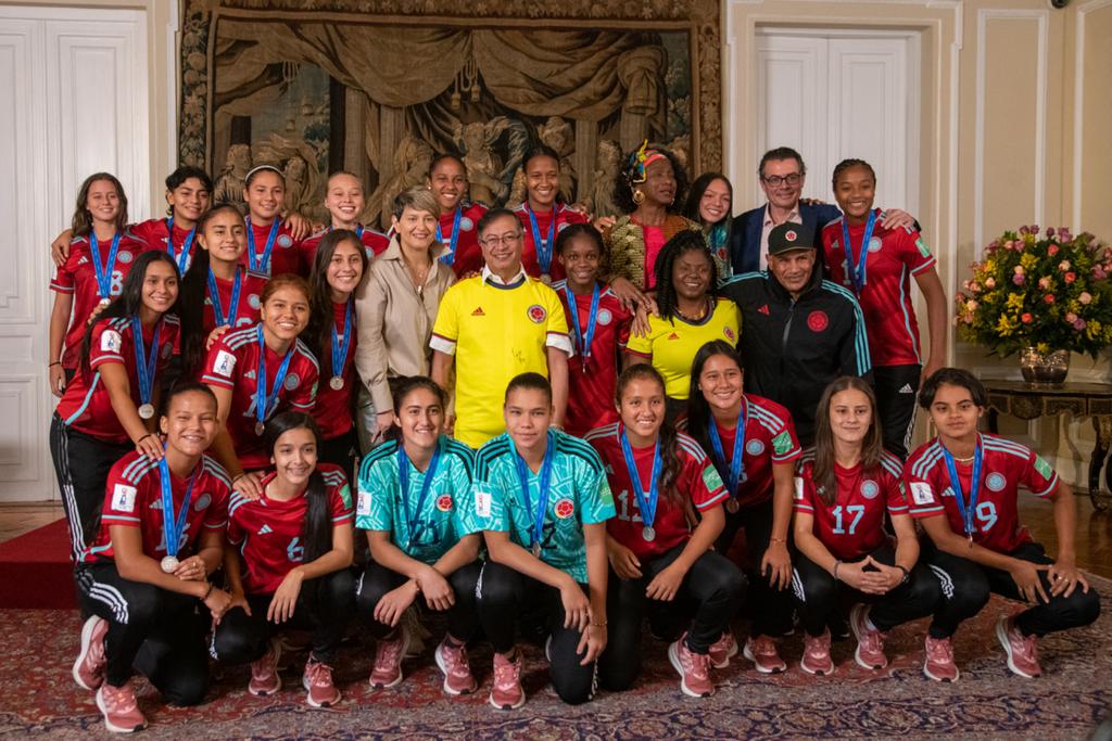 La selección Colombia sub 17 fue recibida en el Palacio de Nariño por el presidente Gustavo Petro; su esposa, Verónica Alcocer; la Vicepresidenta, Francia Márquez; la Ministra de Deporte, María Isabel Urrutia; y el Ministro de Educación, Alejandro Gaviria.