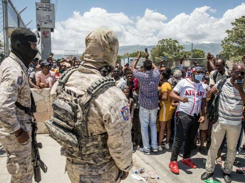 Haitianos al frente de la Embajada de Estados Unidos en Puerto Príncipe. / AFP