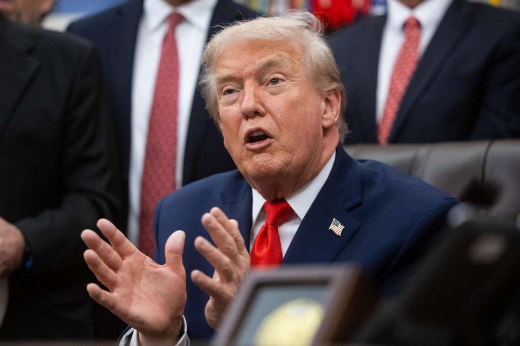 WASHINGTON (United States), 13/12/2025.- US President Donald Trump speaks during a bill-signing event to award Congressional Gold Medals to the 1980 US Olympic ice hockey team in the Oval Office at the White House in Washington, DC, USA, 12 December 2025. EFE/EPA/FRANCIS CHUNG / POOL