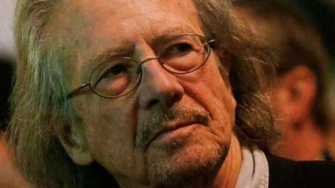 Handke dice que es difícil soportar los ataques por la concesión del Nobel