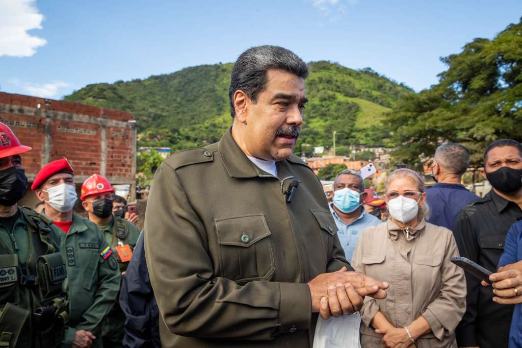 -FOTODELDÍA- AME3709. TEJERIAS (VENEZUELA), 10/10/2022.- El presidente de Venezuela Nicolás Maduro, recorre hoy zonas afectadas durante trabajos de limpieza y búsqueda de cuerpos en Tejerías (Venezuela). El presidente de Venezuela, Nicolás Maduro, dijo este lunes que su Gobierno está abierto a recibir ayuda internacional para atender a las víctimas del deslave causado por las lluvias el pasado sábado en la ciudad venezolana de Las Tejerías, en el centro del país, donde, al menos, 36 personas fallecieron y más de 60 siguen desaparecidas. EFE/Miguel Gutiérrez