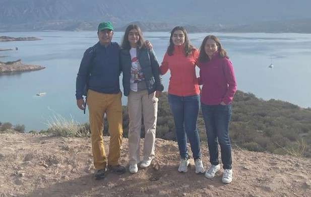 Ana María Serrano junto a sus papás, Ximena y José, y su hermana Daniela.