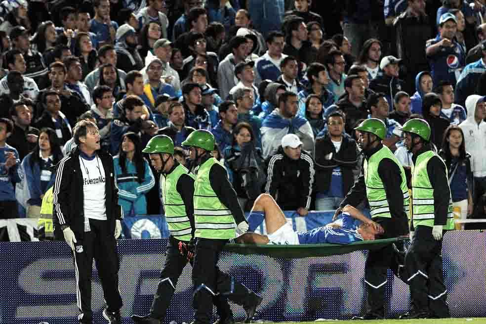 Momento en el que David Ramírez es sacado del terreno de juego en el clásico 274. / Gustavo Torrijos