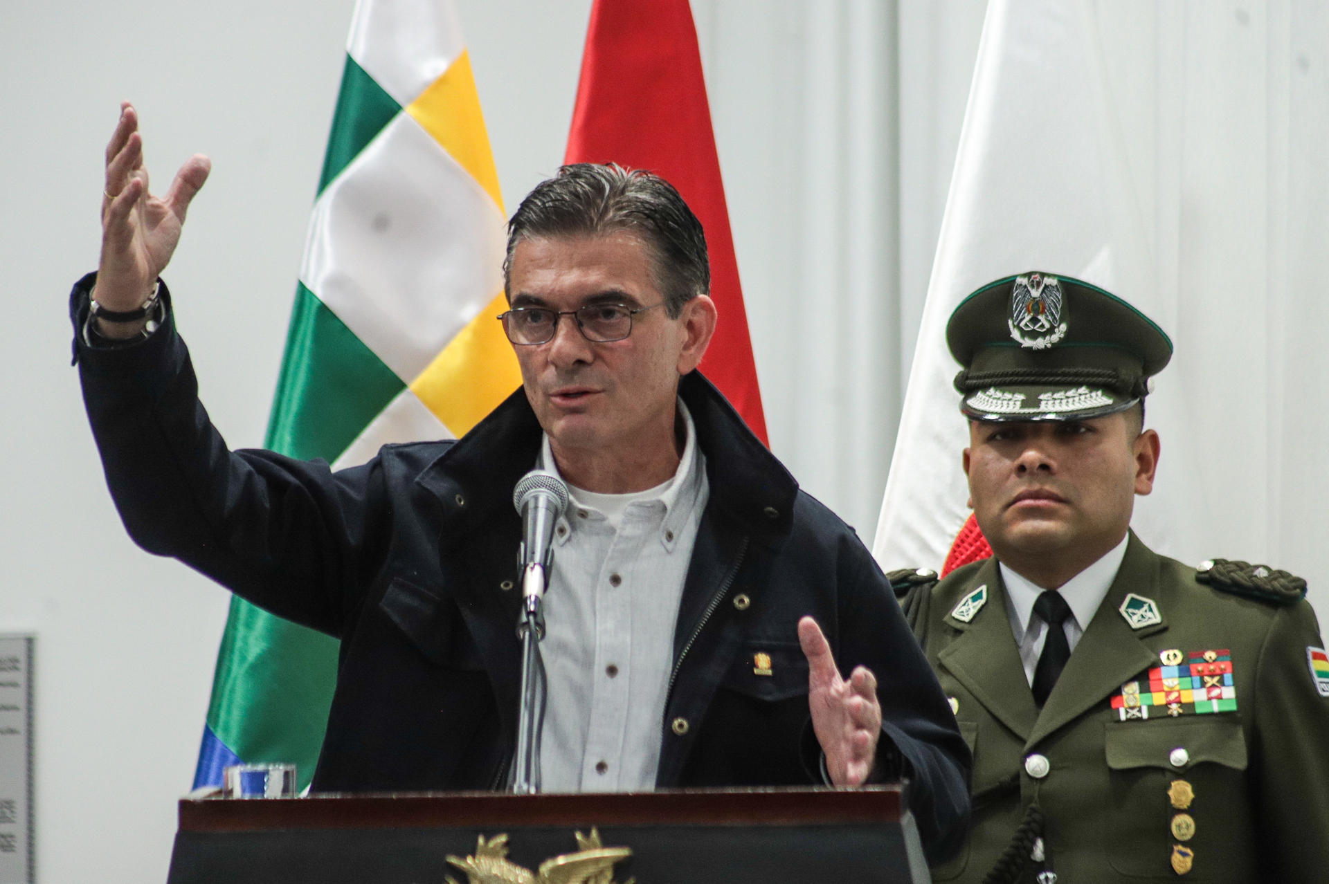 AME9776. LA PAZ (BOLIVIA), 08/06/2026.- El presidente de Bolivia, Rodrigo Paz, habla en una rueda de prensa donde promulgó la ley de Regulación de Estados Excepción para permitir la actuación de las Fuerzas Armadas en el control de las protestas y los bloqueos de carreteras impulsadas por sindicalistas y campesinos que exigen su renuncia, este lunes en La Paz (Bolivia). EFE/ Gabriel Márquez