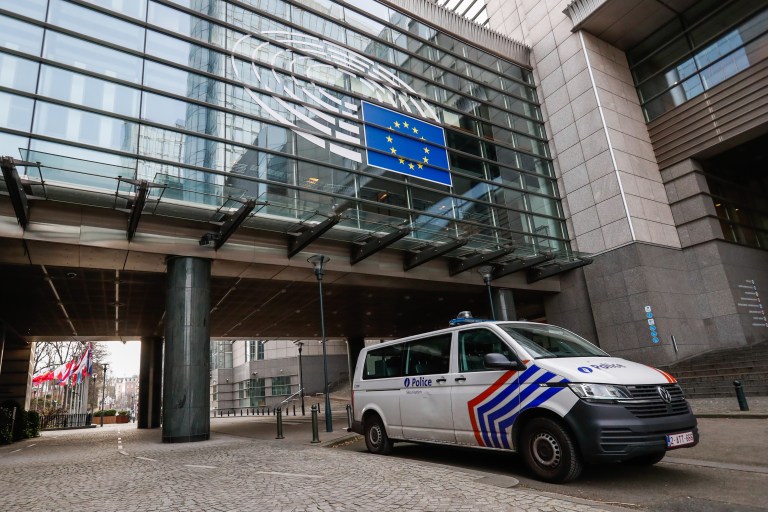 Eurodiputada griega se defiende de acusaciones de corrupción pero seguirá detenida