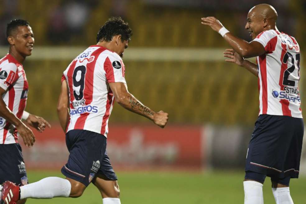 Roberto Ovelar, Jonathan Estrada y Michael Rangel anotaron los goles en la victoria del Júnior. / AFP