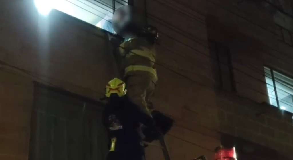 El rescate se realizó por una ventana del tercer piso, luego de que vecinos alertaran que la niña permanecía sola en la vivienda.